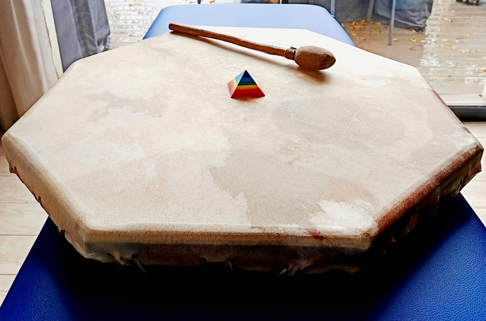 Soin vibratoire à la voix et au tambour chamanique pratiqué par Céline Madi